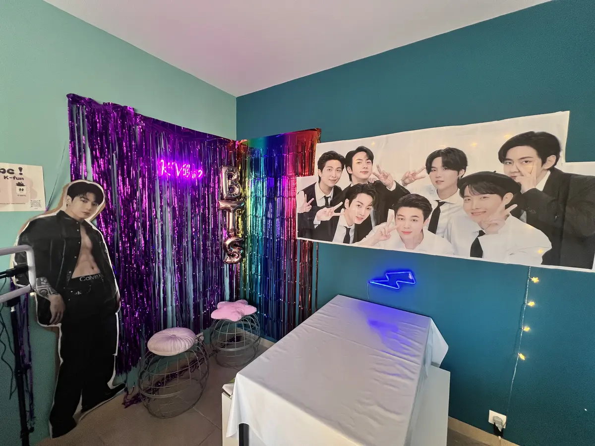 Intérieur boutique K-pop Toulon avec décoration BTS